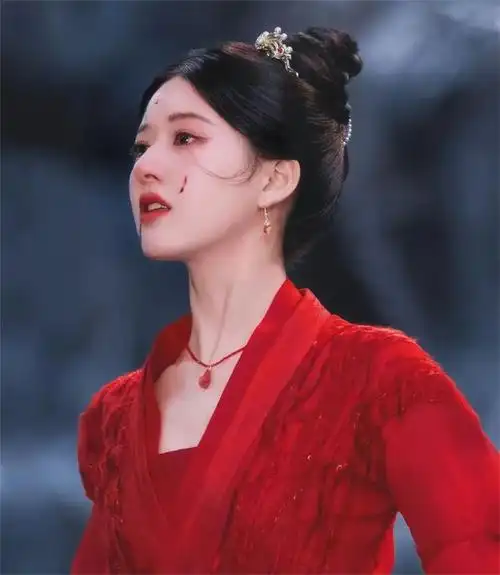 赵露思神隐红衣照封神没想到和李沁刘亦菲比起来却一言难尽