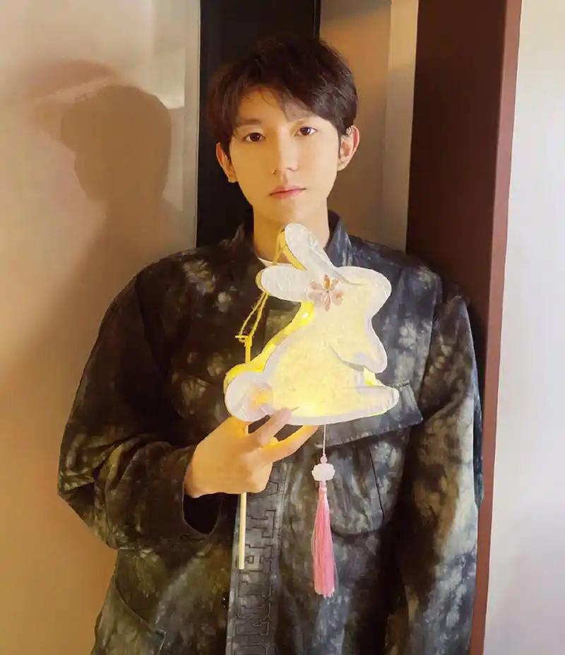 男子自导自演女朋友穿婚纱去看王源演唱会,要与女朋友分手的戏码,一