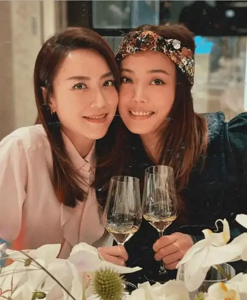 容祖儿今日出道21周年,霍汶希晒绝密旧照,感性发文