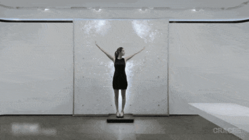 该装置还具有动态捕捉和记忆的功能,当你展开双臂,翅膀般做上下挥舞的