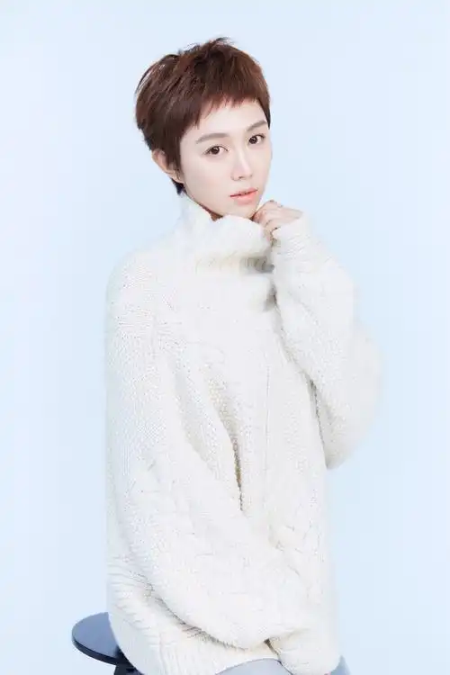 姜妍冬日时尚大片甜美笑容温暖治愈