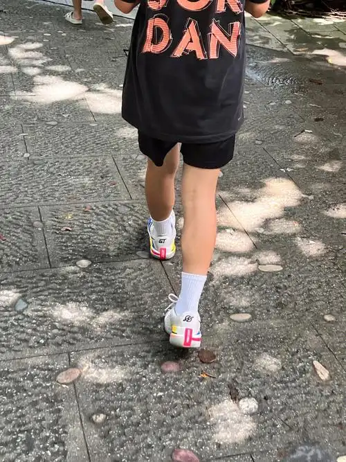 你这白袜子咋还掉色呢