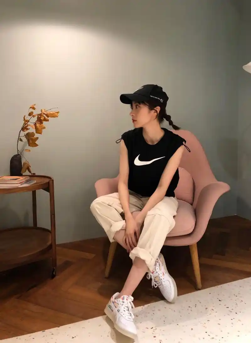 胡冰卿太显嫩了,穿无袖衫配休闲裤出镜,比"剪刀手"好俏皮