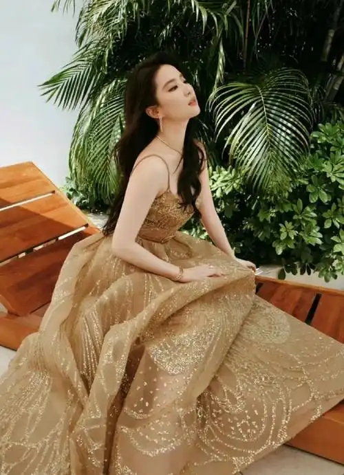 刘亦菲今日活动吊带玫瑰裙,太美丽啦!