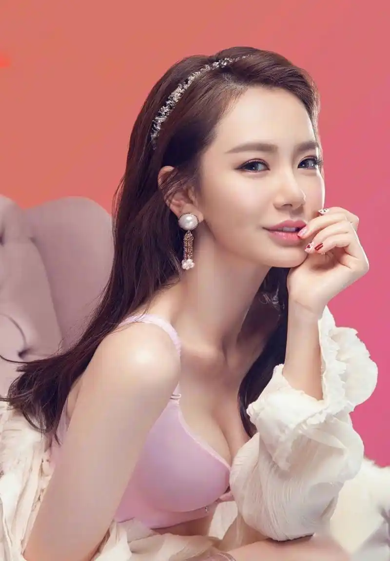 戚薇曾经的内衣广告片,风格还是偏保守的.