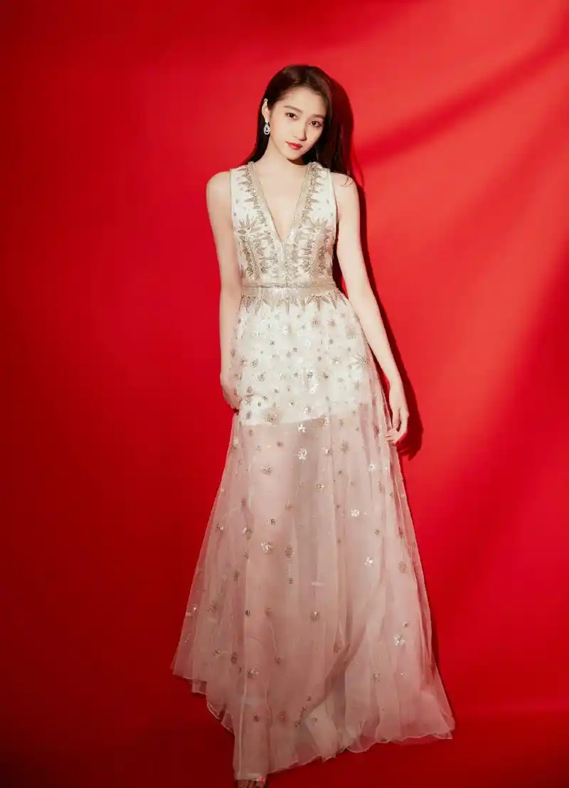 关晓彤好会穿啊,礼服自带轻熟风采,纱裙"显摆"迷人大长腿