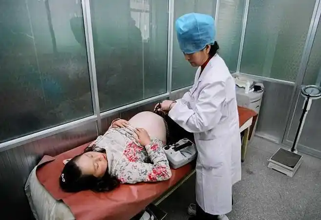 怀孕6月上厕所见红,去医院检查后,孕妇羞的将头埋进了怀里