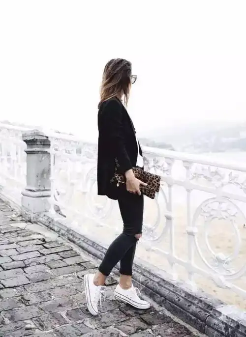 黑裤子配黑鞋还是白鞋,黑裤子配白鞋子好看吗(别忘了西裤和牛仔裤与