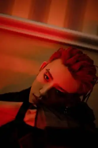 红发脏辫鬼少现身腾讯音乐娱乐盛典红毯 狂野本野吐槽鬼姐总是说他很