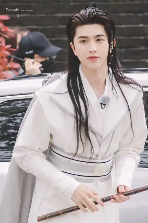 蔡徐坤壁纸侧颜立体精致身姿帅气挺拔白衣古装的翩翩公子