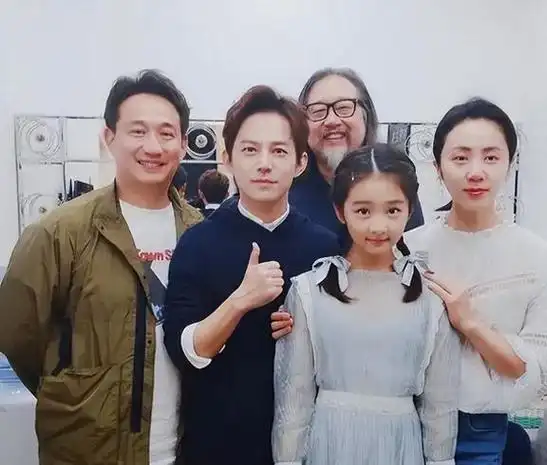 被曝睡女大学生,当众"顶"美女屁股,黄磊"文艺"人设崩塌之路