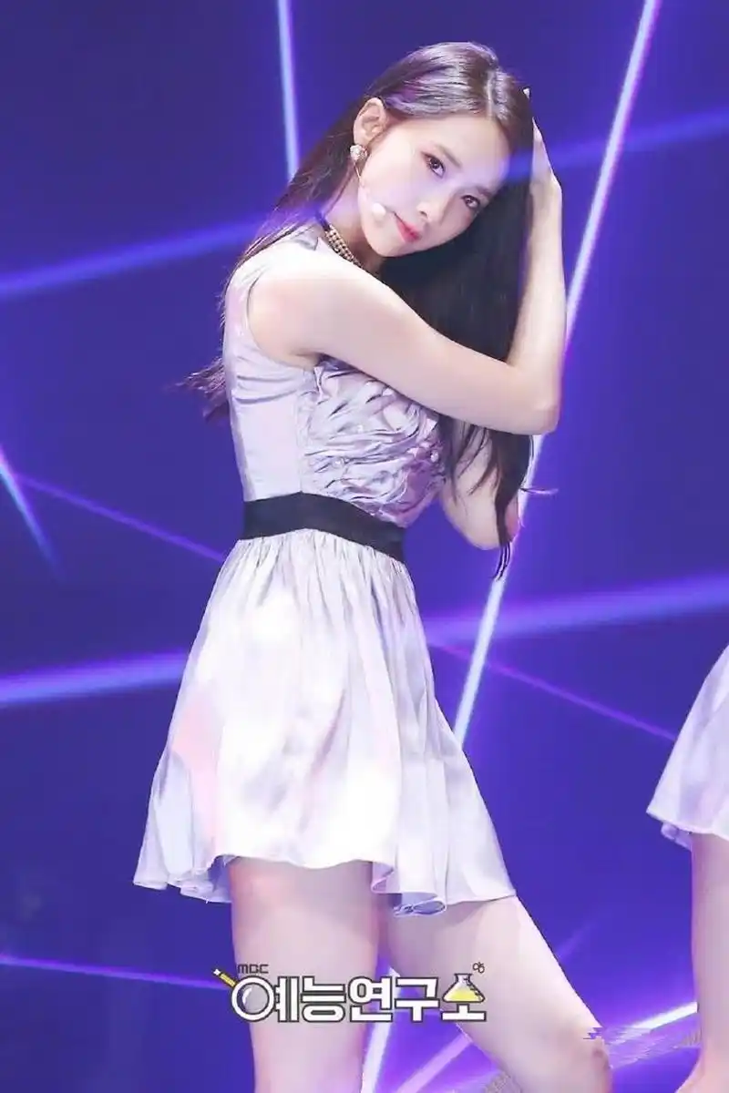 舞台上的林允儿人甜舞美明艳照人满屏大长腿