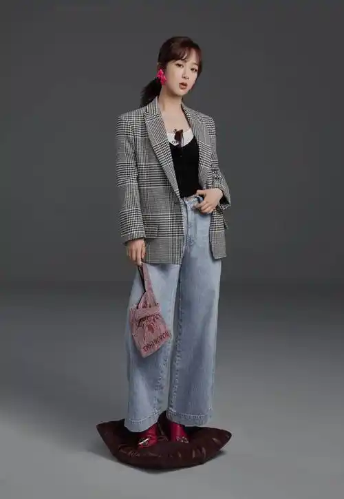 杨紫日常穿搭时尚休闲,孩子长大了有自己的审美,西装展现气质_带着