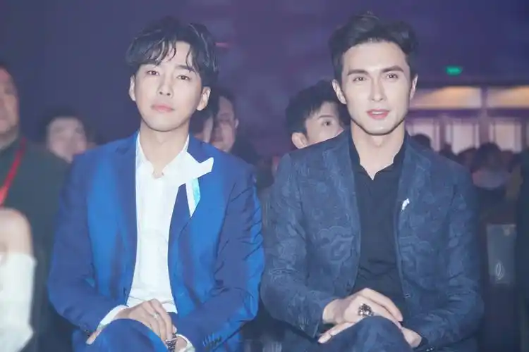 邹廷威现身牛耳奖盛典 彰显独特熟男魅力