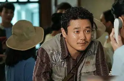 电影误杀如一列平缓的悬疑过山车肖央和她的表演可圈可点