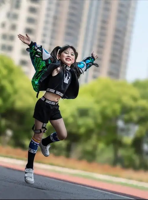 跳街舞的女孩,帅气十足.