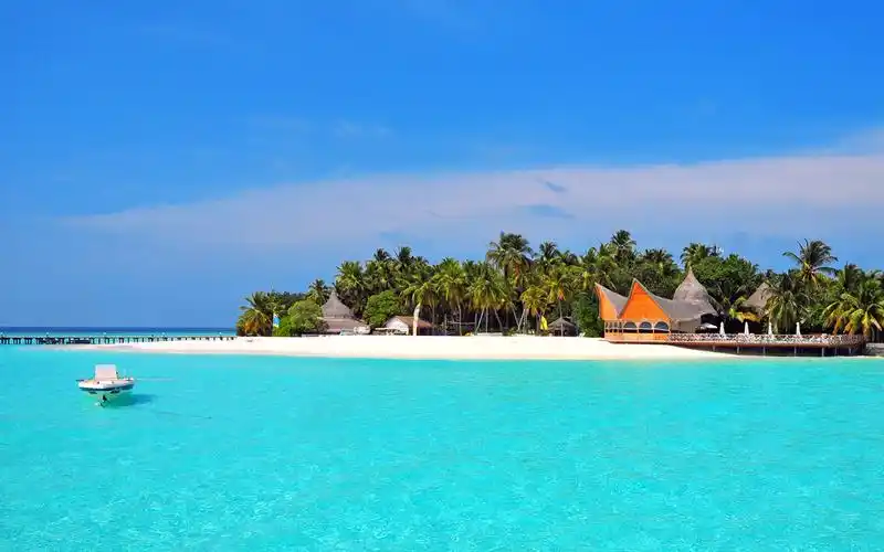 海滨城市沙滩碧水高清风景壁纸