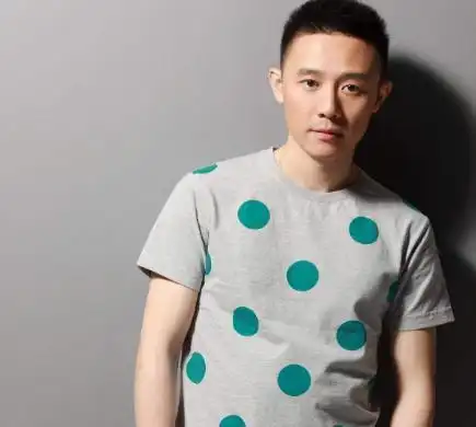 2015年,张博饭局"毒瘾"发作,欲对女友谭维维家暴,反被打骨折