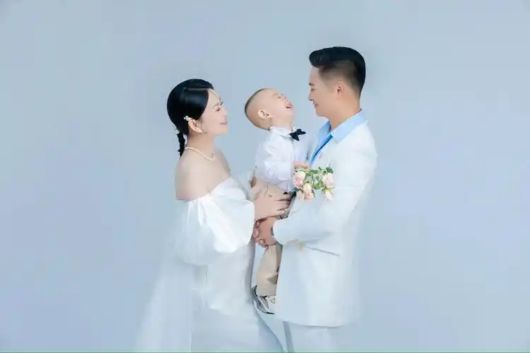 1 1=47815 每个重要的时刻都值得被记录 从一家三口升级为 - 抖音