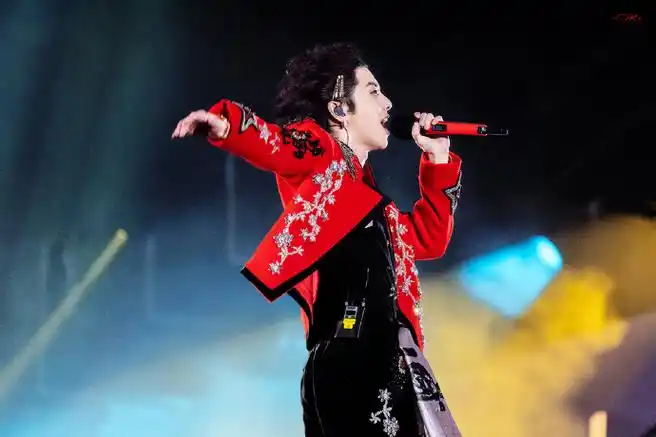 华晨宇鸟巢四面台演唱会第一人##华晨宇演唱会大屏背景是恶评