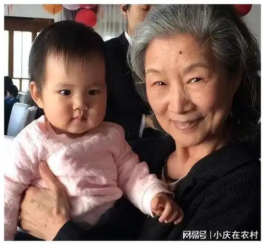 吕中与丈夫是小学同学生一儿一女如今儿子是大导演