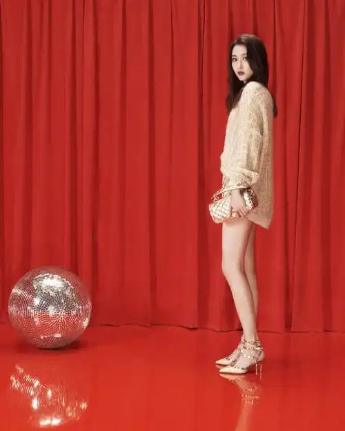 关晓彤最新造型释出 高跟鞋配短裙大长腿吸睛十足