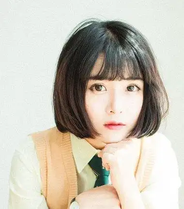 听说圆脸剪齐刘海更圆了 尝试梳这种齐刘海发型打破你的修颜误区