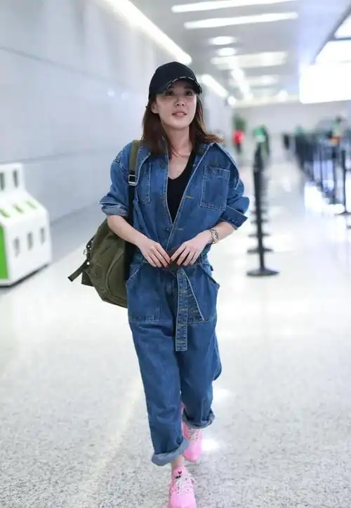 李金铭活力依旧,穿连体裤可可爱爱,但是颜值暴露真实年纪