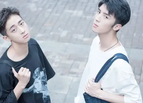 崔绍阳李伟捷双人写真曝光 随性阳光彰显年轻态度