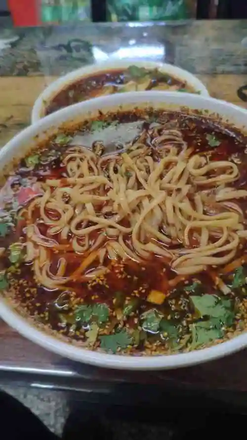 来一碗麻辣面-"「老四川麻辣面」鲜香麻辣,但是味道其实并.