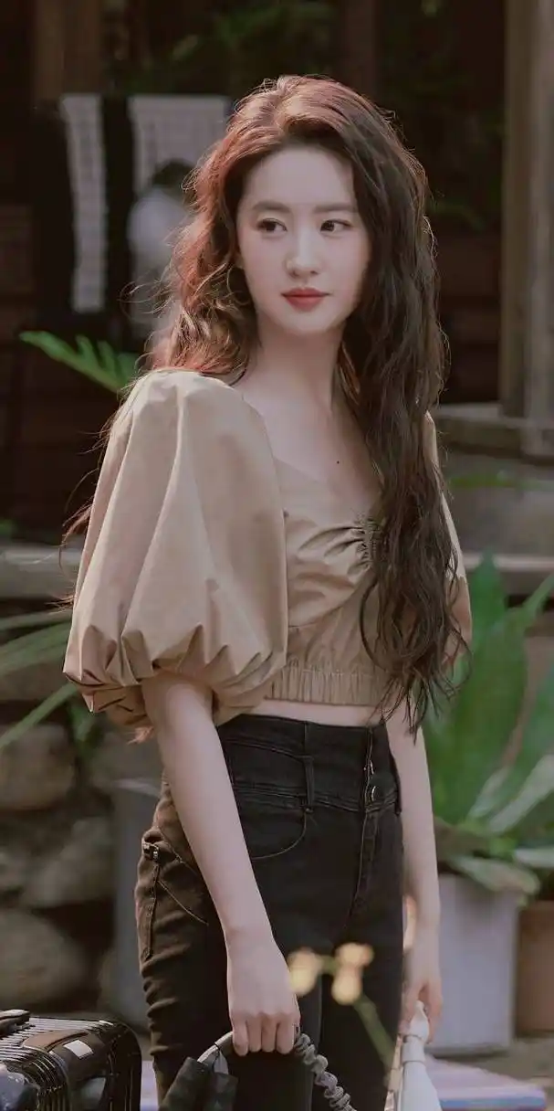 当刘亦菲被问到是否愿意嫁入豪门时,她的回答太飒了.