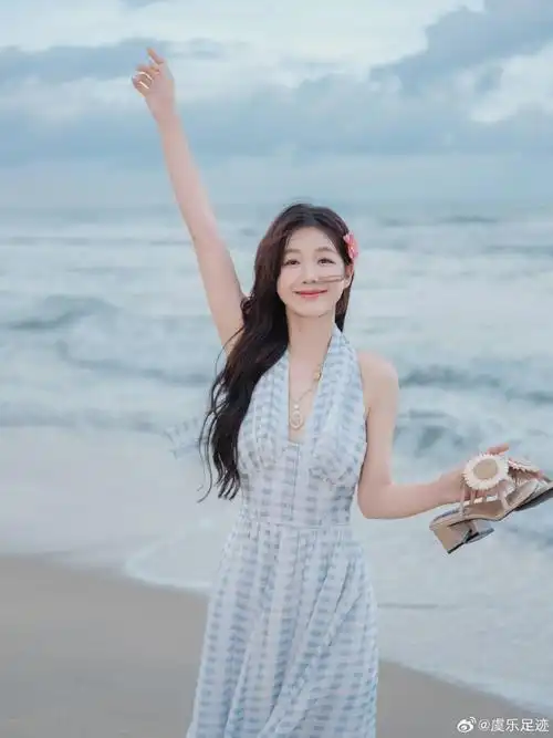 徐梦洁最新物料海边光脚戏水