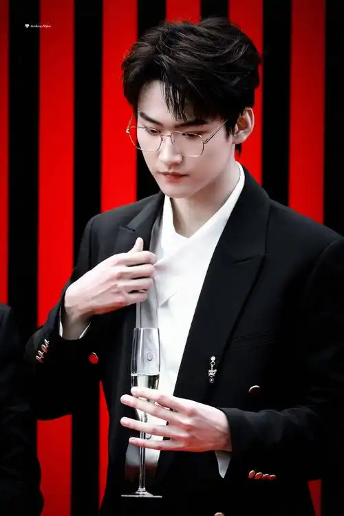 戴眼镜的帅哥超加分@into1-周柯宇