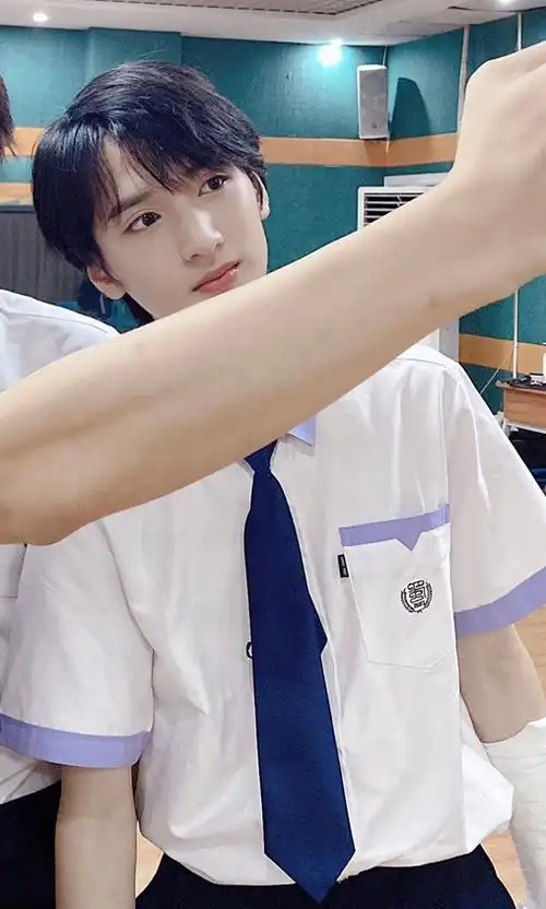 严浩翔巴蜀中学校服照合集96干净清爽的男高中生永远让人心动