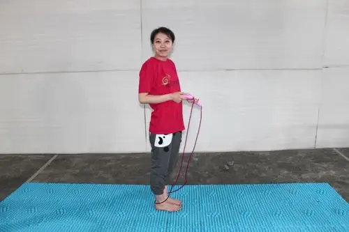 【指压板上光脚跳绳】