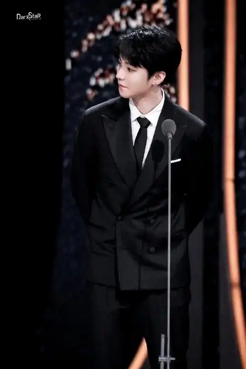 华表奖颁奖典礼#王俊凯华表奖内场路透9615黑西装笔挺有型,气质