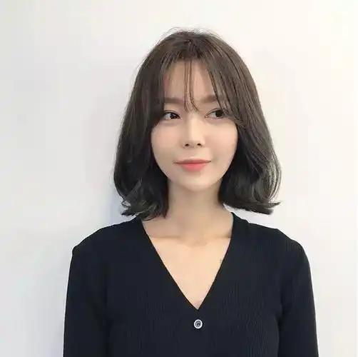 再加上红棕色的色系既显肤白又潮流,头发自然的卷翘让整个发型看起来