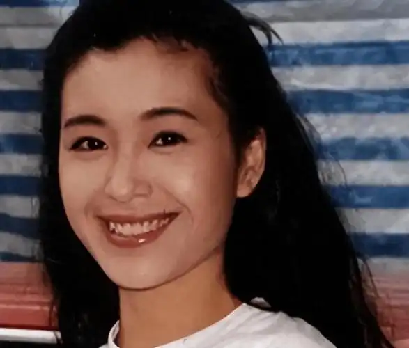 伍咏薇年轻时的美图