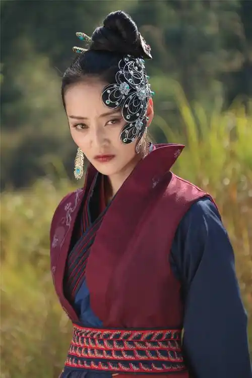 《新甘十九妹》之水红芍(秦雪饰演)和冼冰(王雨