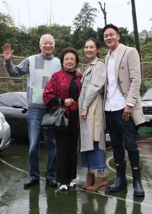 原创何润东一家四口罕同框柜姐妻子好有明星相妈妈打扮好阔气