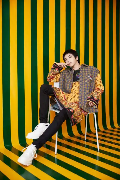 华晨宇解锁新造型穿波西米亚风刺绣长裙网友太会穿了