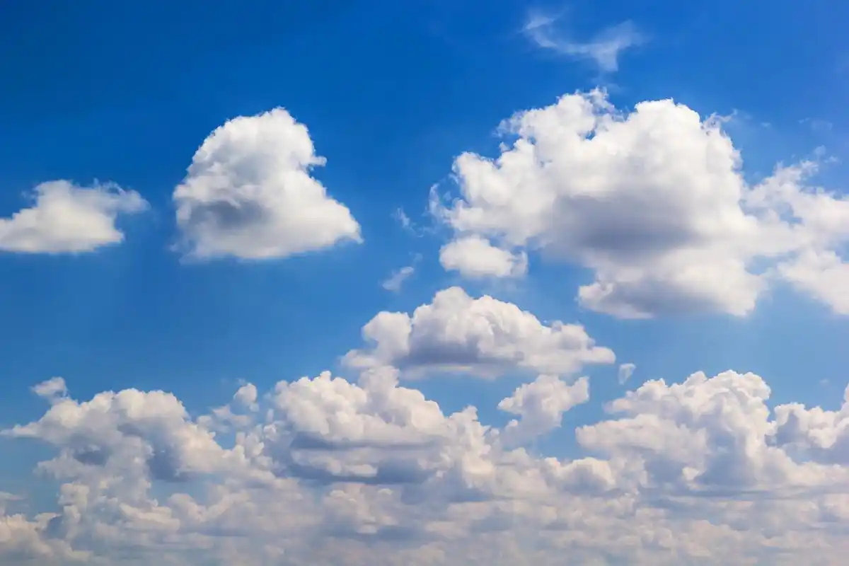 拍摄天空和云朵需要注意以下7点,以获得清晰,鲜明和吸引人的照片:  1