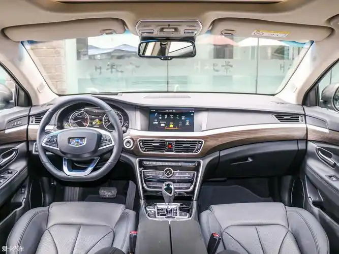 博瑞的内饰结构和布局并没有太多变化,中控区依旧采用偏向驾驶位一侧