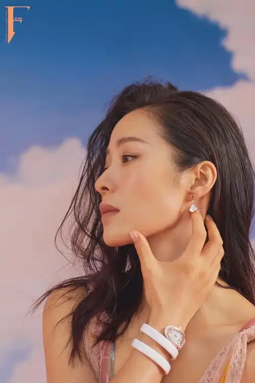 江一燕登时尚封面 化身自由之"燕"诠释刚柔之美