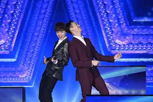 庾澄庆,李敏镐演唱歌曲《情非得已》.