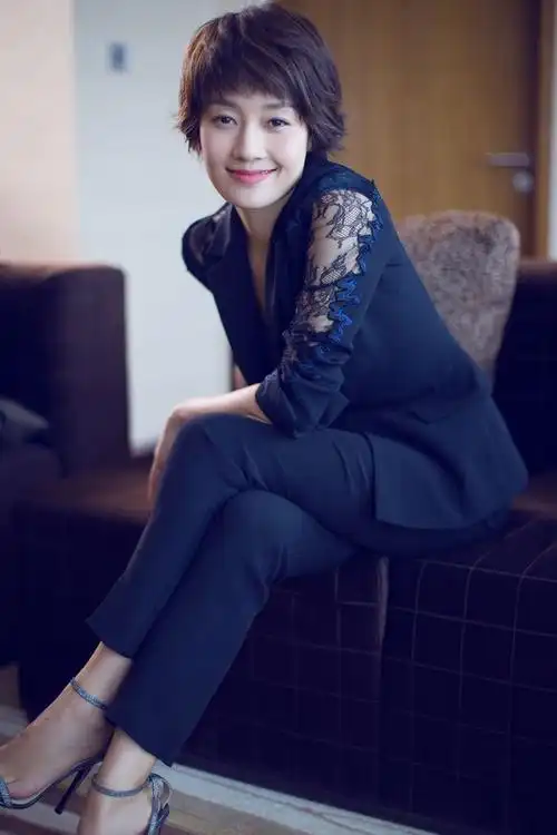 马伊琍出席活动 蕾丝西装演绎率性女人味儿 : 近日,马伊琍作为中国