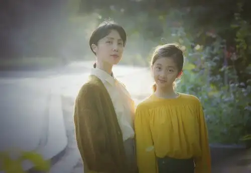 多妈孙莉与女儿合影13岁多多黄衣造型可爱灵动颜值气质太像妈