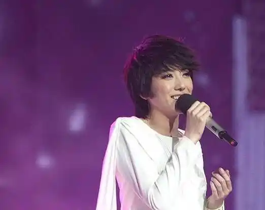 昔日一条微博转发700万次,今转行成三流演员,34岁至今单身_刘忻_人气