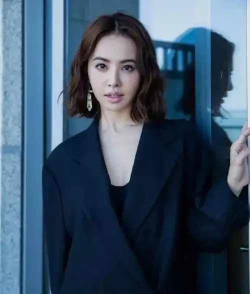 156cm蔡依林剪了摩卡波波头短发发型设计搭配38岁秒变18岁少女