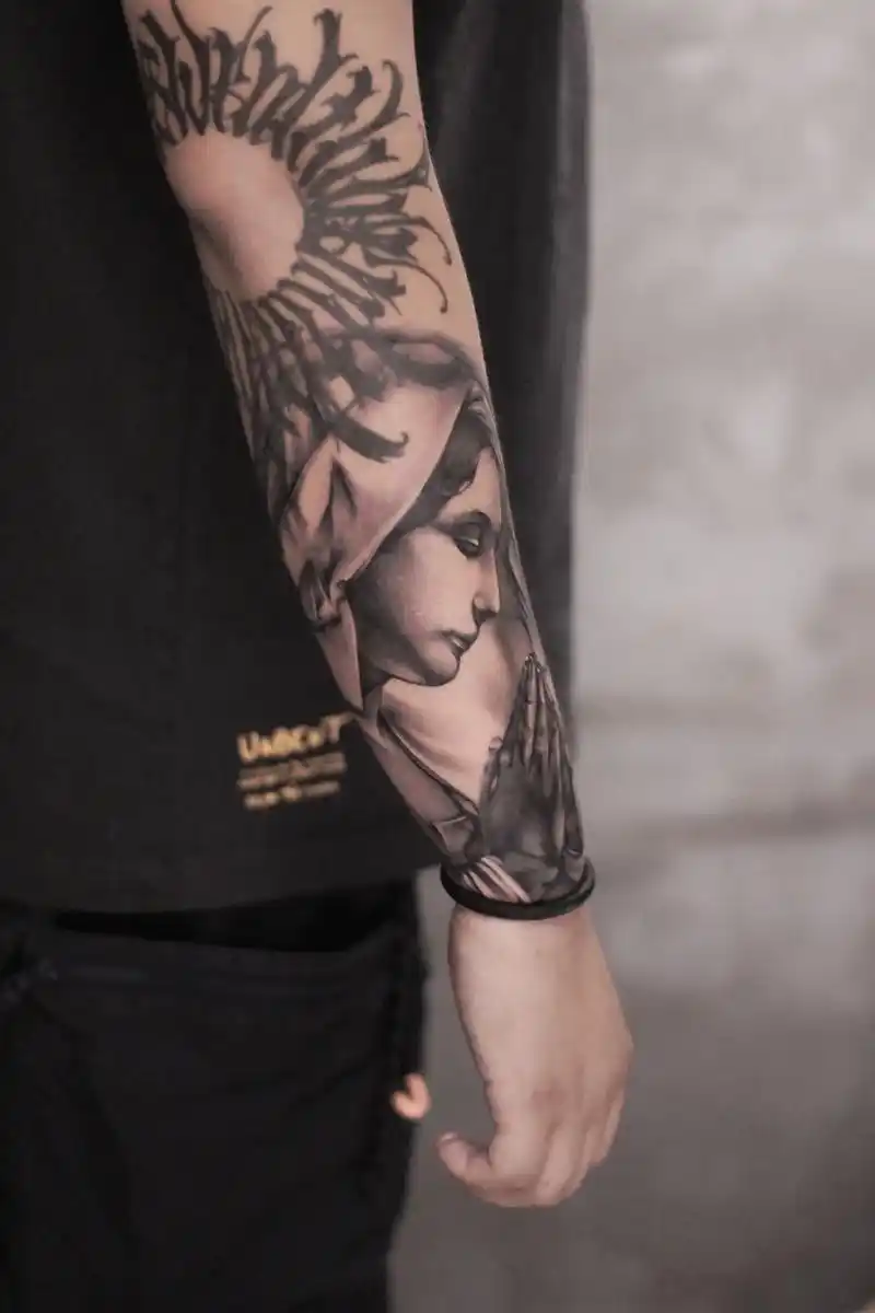 一条花臂的成长史.算算胳膊肘2小时 小臂圣母6小时 胳膊内侧 - 抖音